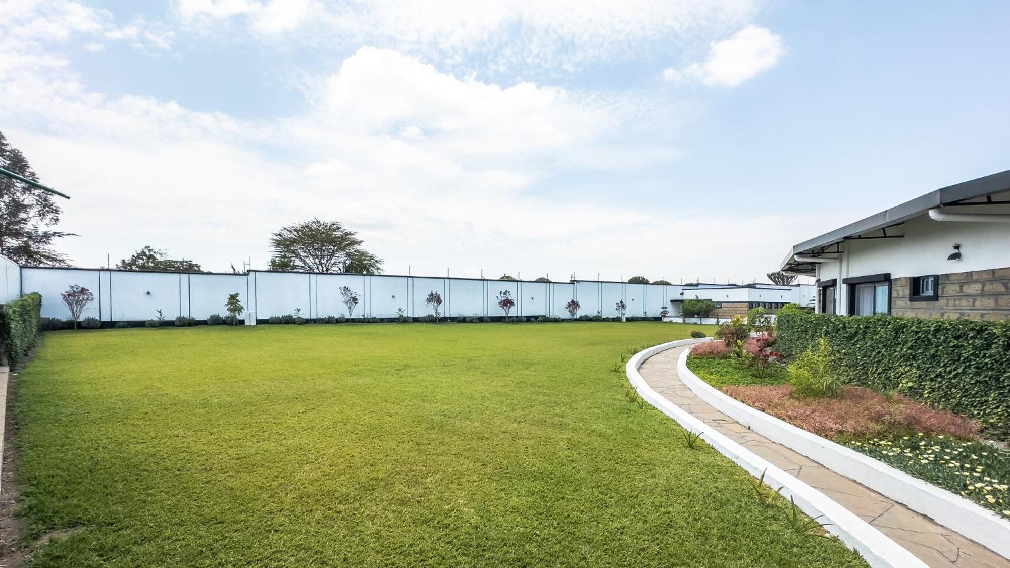 Avian Court Penthouse Aparthotel Naivasha Exteriör bild